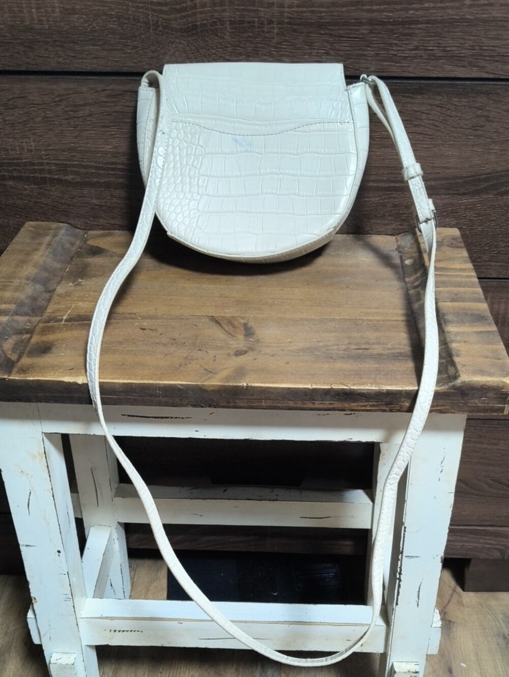White Croc-Embossed Saddle Crossbody Bag - Picture 2 of 4
